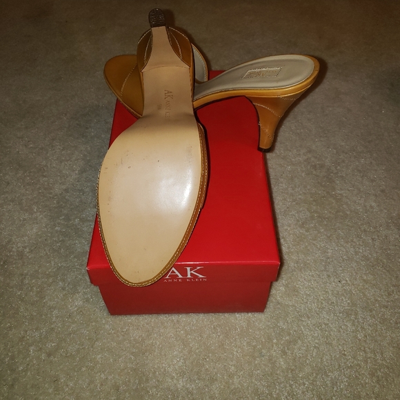 Shoes - Picture 4 of 5